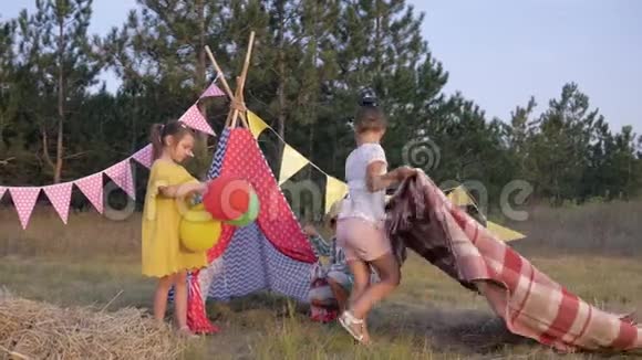 孩子们在户外娱乐活动欢乐的孩子们在森林野餐时用小屋装饰小屋以享受欢乐的假期视频的预览图