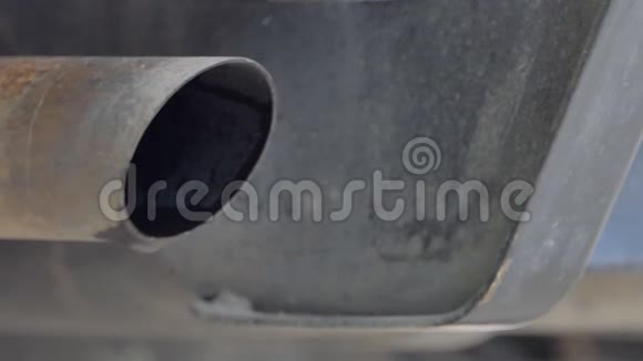 汽车尾气水滴视频的预览图