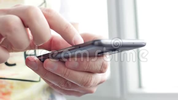 男人用智能手机关门视频的预览图