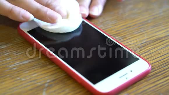 女性手清洁手机从微生物与消毒消毒消毒的东西人们触摸视频的预览图