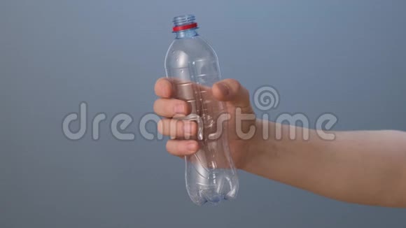 手捏一个塑料瓶快关门视频的预览图