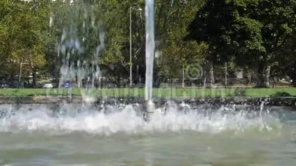 喷泉的慢镜头视频的预览图