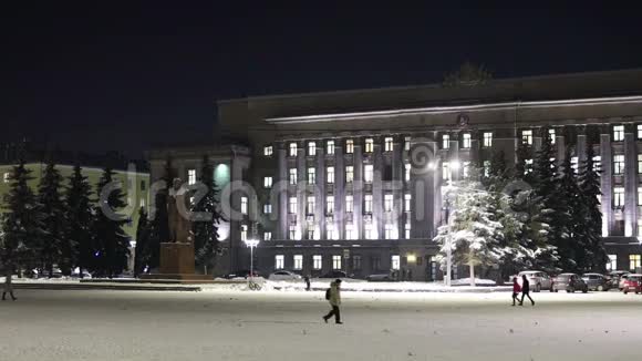 俄罗斯冬季傍晚城市的行人汽车建筑纪念碑视频的预览图