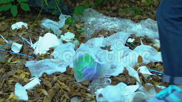 女孩拯救地球从塑料袋碎片帮助污染地球视频的预览图