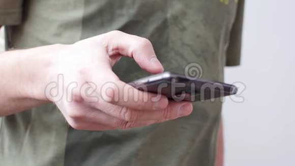 男人用智能手机关门视频的预览图