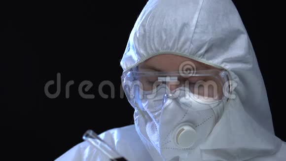 穿白色制服的化验师在试管中显示危险液体病毒视频的预览图