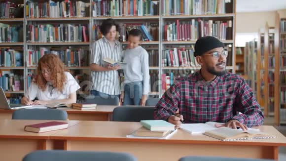 在图书馆读书的多种族学生群体视频的预览图