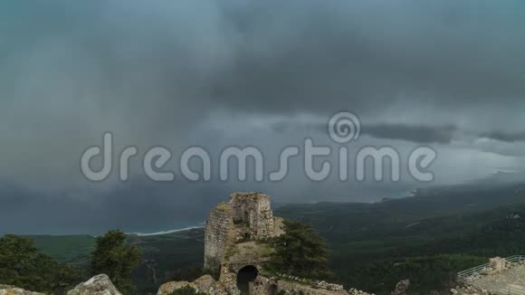 暴风雨的云层覆盖了大海和中世纪的堡垒视频的预览图