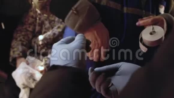 在COVID19冠状病毒流行期间戴橡胶手套的人用硬币支付公共交通费用视频的预览图
