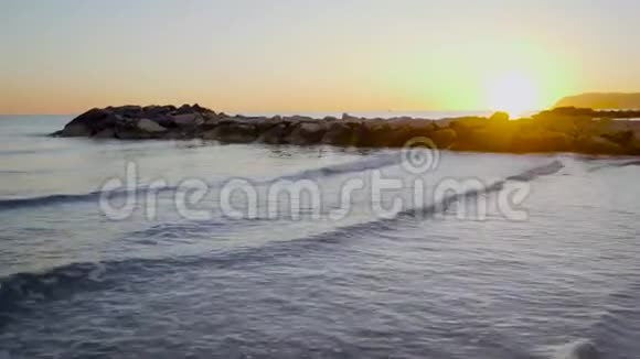 沙滩上的海浪日落时海滩上的海水波浪阳光反射水面美丽美丽视频的预览图