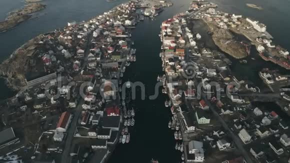 罗浮滕群岛亨宁斯瓦尔镇的无人机视频视频的预览图