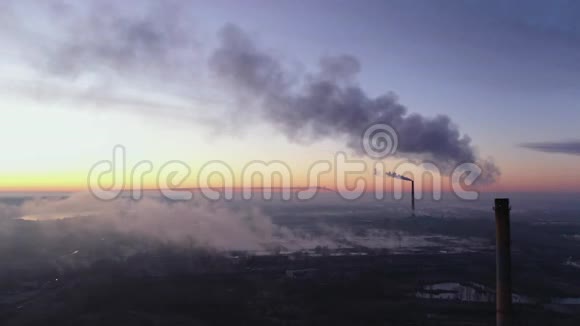 带有吸烟烟囱的垃圾焚烧厂鸟瞰图特写视频的预览图