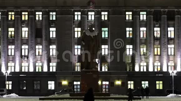 俄罗斯冬季傍晚城市的行人汽车建筑纪念碑视频的预览图