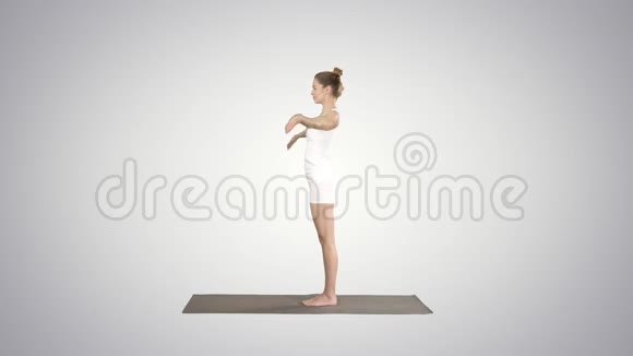 美丽的模特做瑜伽运动站在Uttanasana手掌在脚踝后面的梯度背景视频的预览图