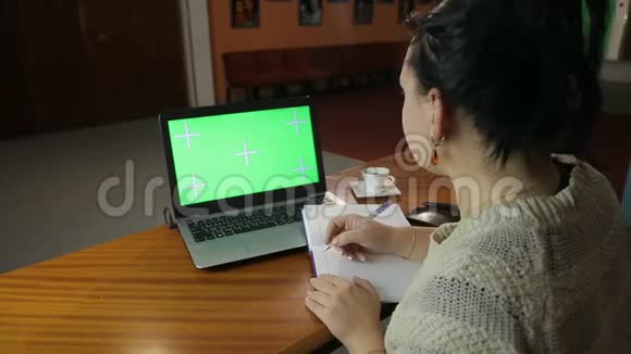 晚上一个女人在办公室里徘徊写日记看电脑屏幕视频的预览图
