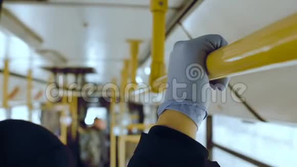 一个人乘坐公共交通工具在他的保护性医疗喷雾器里拿着扶手冠状病毒感染和视频的预览图