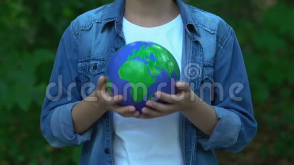 女孩拥抱地球关心地球自然保护环境视频的预览图
