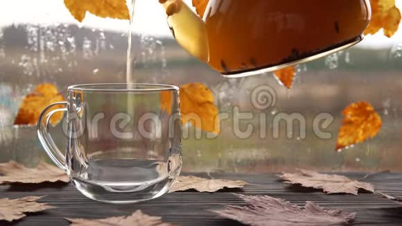 沙棘茶是从茶壶倒入玻璃杯视频的预览图