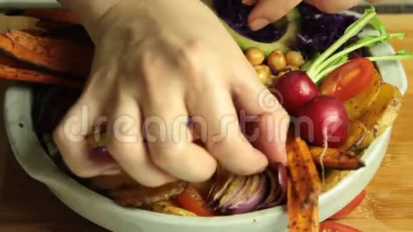 素食沙拉收据食品造型视频的预览图