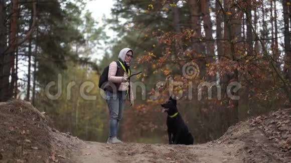 女人和她心爱的宠物在森林里的训练视频的预览图