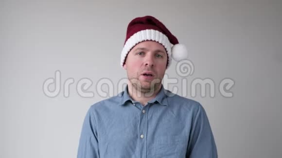 一个戴着圣诞帽的年轻人在聚会后又累又累视频的预览图