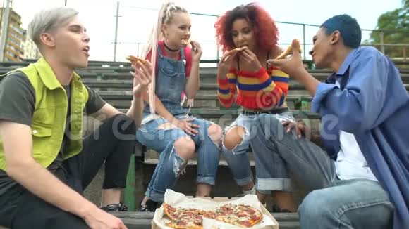 一群快乐的青少年在户外吃比萨饼享受休息的乐趣视频的预览图