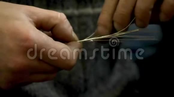 编织银手镯的特写一个珠宝大师的手做一个新产品选择性的聚焦视频的预览图