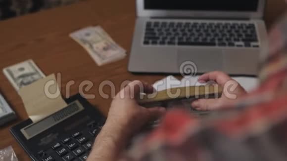 一个数着现金储蓄的老人的手视频的预览图