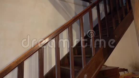 一个人从木楼梯上走下来视频的预览图