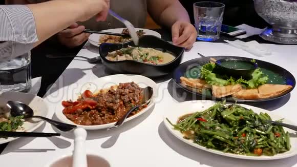 泰国餐馆内与家人一起吃食物的人的运动视频的预览图