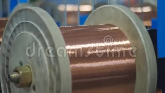 电缆厂内铜线拉丝工艺线圈与铜线旋转在专门的设备上视频的预览图