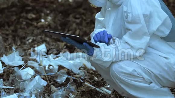 科学家关于木材中塑料垃圾场使用片剂土壤污染的分型报告视频的预览图