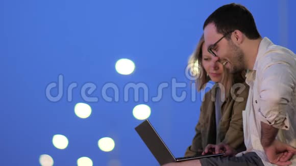 快乐的年轻夫妇在笔记本电脑上笑什么视频的预览图