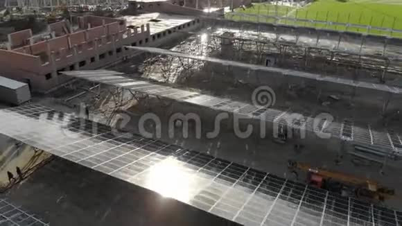 太阳能电池板的空中景观全景相机在面板上缓慢移动背景视频的预览图