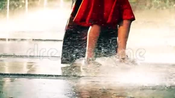 两名年轻女子在炎热的夏日在公园喷泉散步的慢动作视频视频的预览图