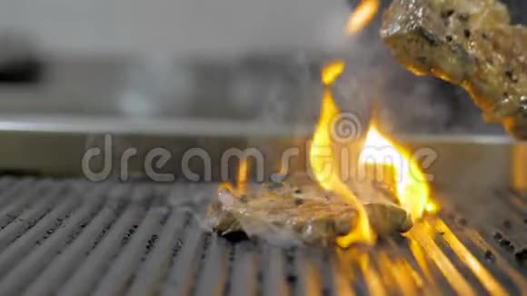 餐厅厨房的火焰厨师准备一份牛排视频的预览图