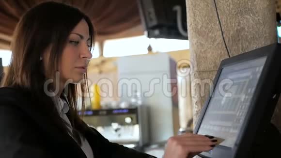 服务员女孩在咖啡馆的pos终端或收银台工作人与服务理念视频的预览图