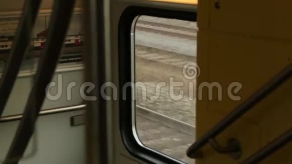 火车停在内部视频的预览图