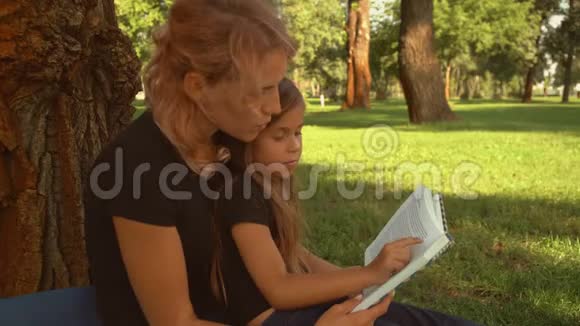 女人和孩子一起读这本书视频的预览图