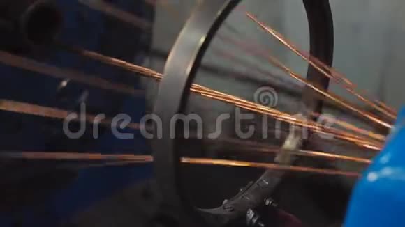 铜线网使用工厂专用设备制造电力电缆视频的预览图