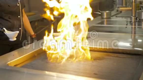 餐厅厨房的火焰厨师准备一份牛排视频的预览图