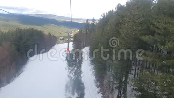 从索道中拍摄的山野冬季景观视频的预览图