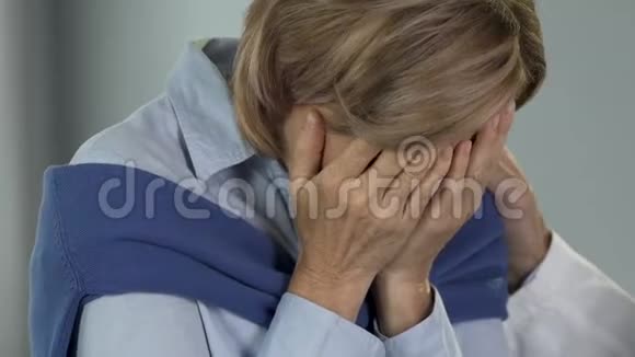 沮丧的女人因绝望和绝望而哭泣令人失望的诊断视频的预览图