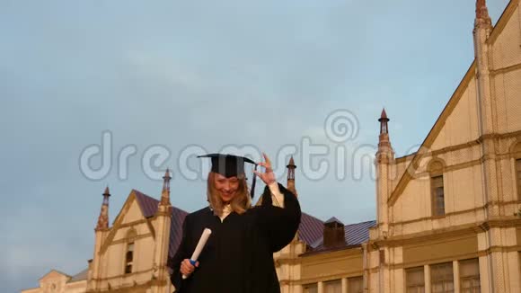 刚毕业的女大学生把帽子扔了起来视频的预览图