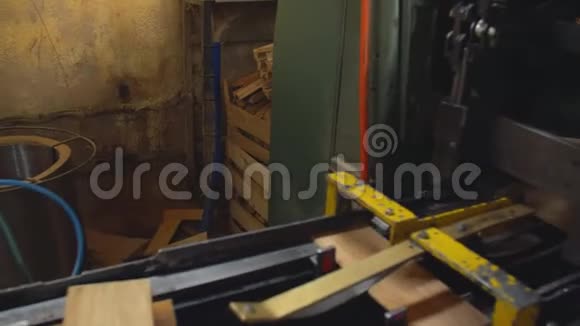 提供木箱生产中的木板视频的预览图