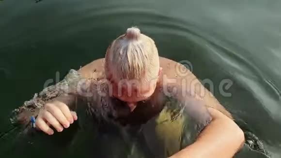 一个人在水下抽着一个蒸气呼气空气和烟雾的气泡从水下飘出来视频的预览图