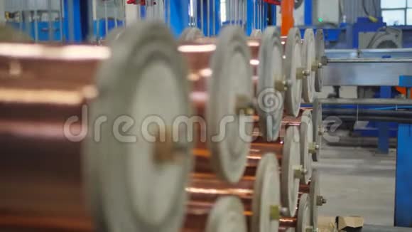 工厂工业机器线圈上的铜线缠绕视频的预览图