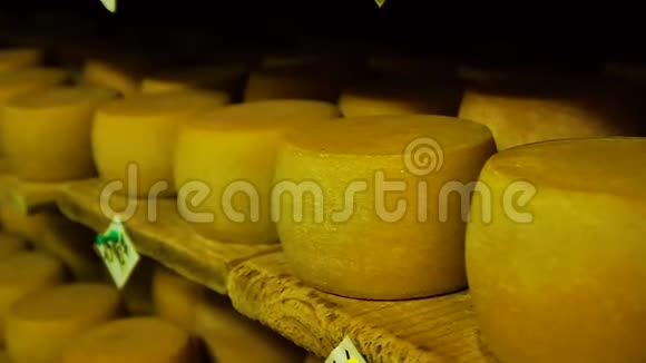奶酪存放在木架子上等待成熟视频的预览图