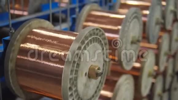 工业装置卷筒上的铜缆轧制电动机生产部件视频的预览图