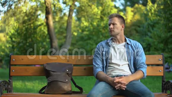 男人在长椅上放松突然感觉到强烈的胃痛胃炎问题视频的预览图